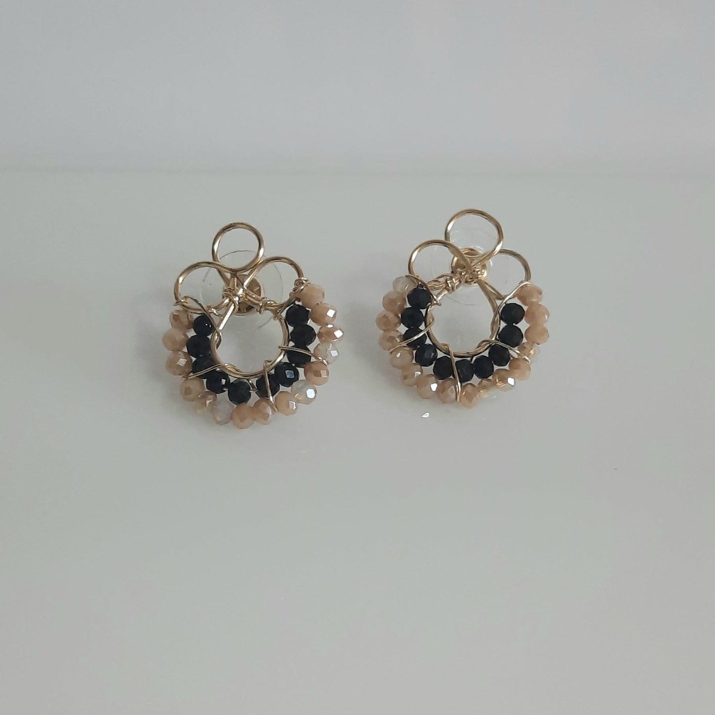 Aros Clavito Beige y Negro